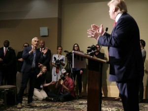 Ramos, periodista y presentador de la cadena hispana Univisión fue sacado de una rueda de prensa por miembros del equipo de seguridad de Trump. Foto: AP