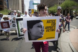 Manifestantes protestan las políticas de Joe Arpaio, jefe policial del condado Maricopa, frente a la cárcel de la Cuarta Avenida en Phoenix, el viernes 17 de julio de 2015. Foto: AP