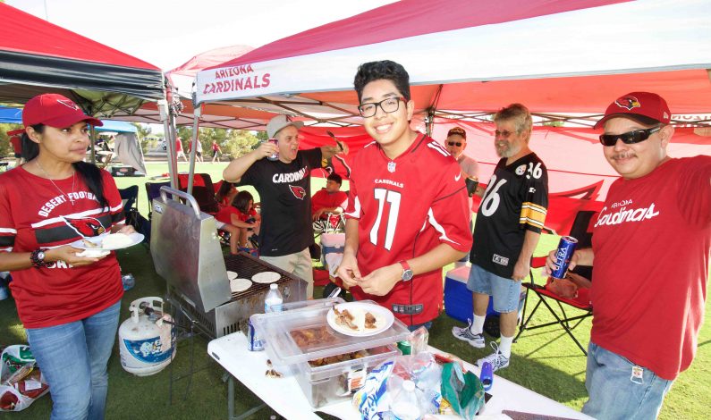 Gran ambiente en el Cardenales-Jefes en Glendale