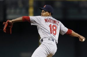 El pitcher de los Cardenales de St. Louis Carlos Martínez lanza ante los Diamondbacks de Arizona en el primer inning del juego. Foto: AP