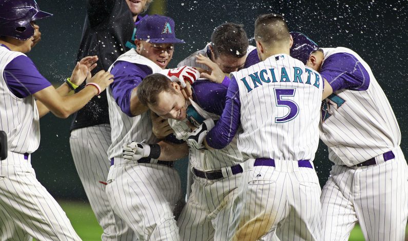 D-backs ganan a Rojos en polémico final