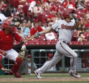 El venezolano David Peralta, de los Diamondbacks de Arizona, batea un cuadrangular de dos carreras contra los Rojos de Cincinnati,. Foto: AP