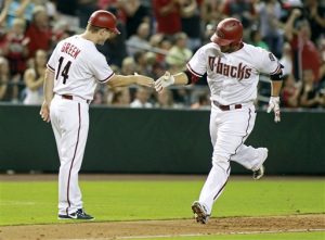 El dominicano Welington Castillo, de los Diamondbacks de Arizona, recibe la felicitación del coach de la antesala Andy Green, luego de conectar un jonrón en solitario contra los Filis. Foto: AP