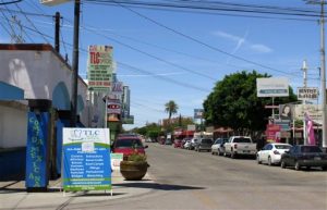 alle donde abundan los consultorios de dentistas en el pueblo de Los Algodones, México, que se encuentra en la frontera con California. 