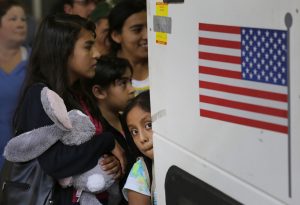 La Oficina de Aduanas y Protección Fronteriza dice que sus instalaciones están diseñadas para detenciones a corto plazo. Foto: AP 