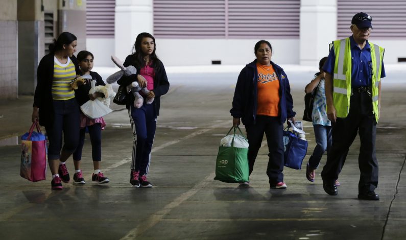 Piden a juez mantener detenidos a madres y menores migrantes