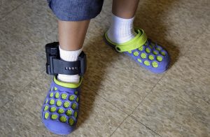 Una inmigrante salvadoreña lleva puesto un grillete electrónico en un albergue en San Antonio, Texas. Foto: AP