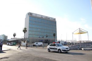 El izamiento de la bandera para formalizar la apertura de la embajada será presidido por el secretario estadunidense de Estado, John Kerry. Foto: Notimex