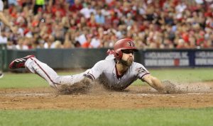 El venezolano Ender Inciarte, de los Diamondbacks de Arizona, se barre en el plato para anotar con un sencillo de A.J. Pollock en el quinto inning del juego ante los Rojos de Cincinnati, el jueves 20 de agosto. Foto: AP