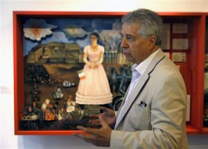 Diego López, nieto de Diego Rivera, habla sobre la muestra "Diego Pop, Frida Pop" en la Galería Miguel Hidalgo en la Ciudad de México. Foto: AP