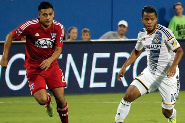 Galaxy vence a Dallas con asistencia de Gio