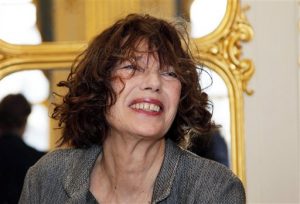 La cantante británica Jane Birkin le pidió a Hermes que retire su nombre de una versión de piel de cocodrilo del emblemático bolso, tras haber sido contactada por el grupo PETA en torno a prácticas "crueles" de matanza. Foto: AP