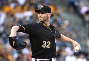 El lanzador J.A. Happ, de los Piratas de Pittsburgh, se prepara para lanzar en el primer inning del juego ante los Diamondbacks. Foto: AP