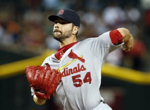 El mexicano Jaime García, de los Cardenales de San Luis, realiza un lanzamiento frente a los Diamondbacks. Foto: AP