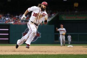 Jayson Werth, de los Nacionales, cruza la tercera base y se enfila a anotar en el quinto inning del encuentro. Foto: AP