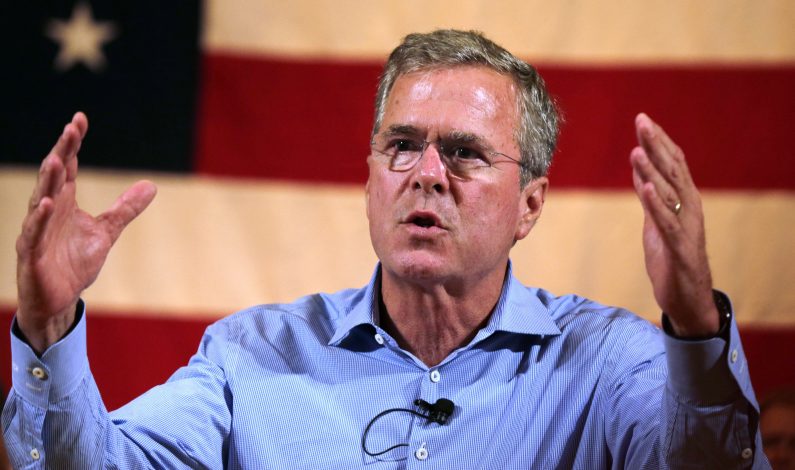 Jeb Bush busca congraciarse con hispanos en frontera con México