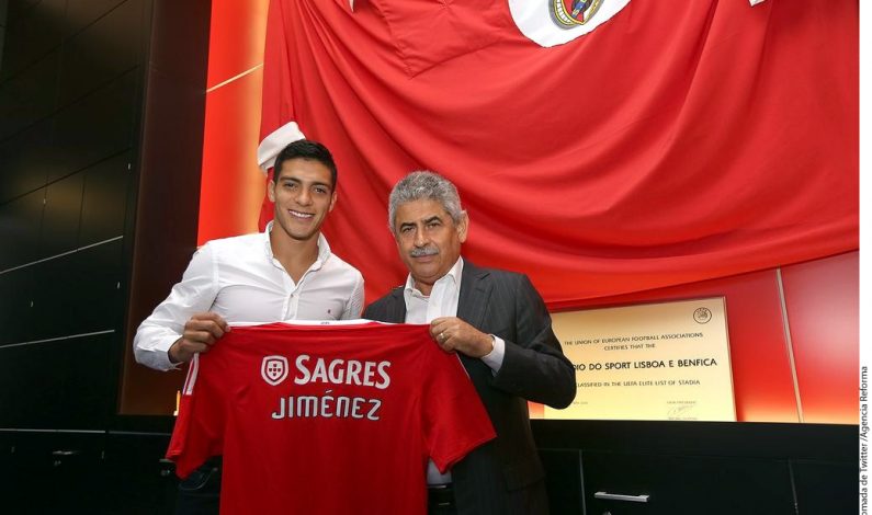 Raúl Jiménez firma por cinco años con Benfica