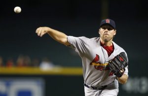 El jugador de los Cardenales de Saint Louis John Lackey lanza una bola contra los Diamondbacks de Arizona durante el primer inning del juego. Foto: AP