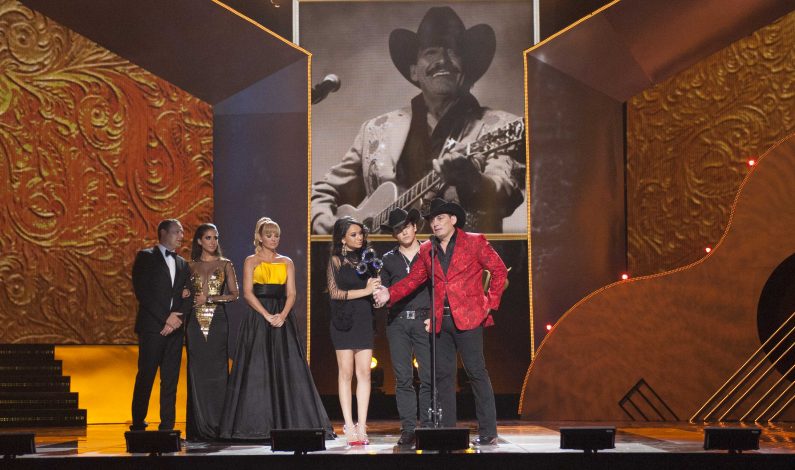 Emotivo homenaje a Joan Sebastian en la entrega de Premios Bandamax