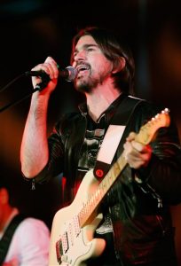 el rockero colombiano Juanes canta en el evento especial #ShareHumanity en la sede de la ONU en Nueva York. Foto: AP