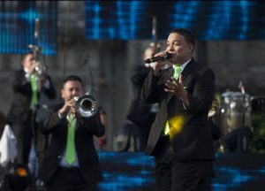 El vocalista Lorenzo Ronquillo de La Original Banda El Limón de Salvador Lizárraga, actúa junto a otros miembros del grupo durante un concierto por el 50 aniversario de la banda. Foto: AP