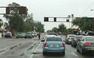 Un policía de Tempe dirige el tránsito en la intersección de Hardy Drive  y Broadway Rd. Miles de personas se quedaron sin servicio eléctrico la mañana del martes en el este del Valle. Foto: Phil Soto