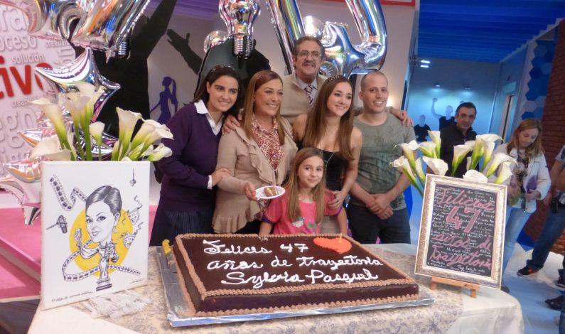 Celebran a Sylvia Pasquel 47 años de trayectoria