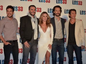 Mario Casas, Juan Pablo Rabba, Kate del Castillo, Rodrigo Santoro y Lou Diamond Phillips. Foto: Mixed Voces.