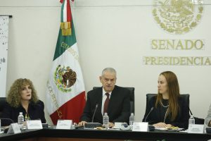 Ante cuestionamientos de senadores por Donald Trump, Miguel Basañez (centro), nominado a Embajador en EU, dijo que el magnate se disculpará con los mexicanos. Foto: Notimex