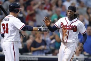 Cameron Maybin (derecha) celebra con su compañero de equipo Kelly Johnson tras anotar gracias a un doble de Nick Markakis. Foto: AP