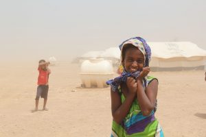 Una niña y su hermano en el campo de refugiados para yemeníes Markazi, en Yibuti. Foto: Notimex 