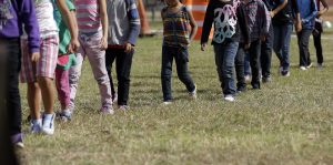 En el año fiscal 2015 hasta junio, se reportó en el sector Yuma un aumento del 103 por ciento en la detección de niños y adolescentes indocumentados. Foto: AP