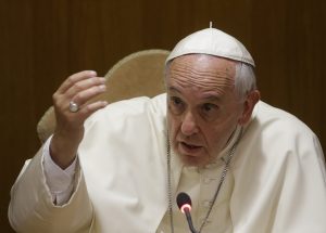 El Papa citó la corrupción y el tráfico de armas como causas que provocan que tanta gente decida migrar, y urgió a tomar medidas políticas de largo plazo. Foto: AP 