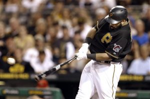 Pedro Álvarez batea ante el abridor de los Diamondbacks de Arizona Chase Anderson para impulsar a Aramis Ramirez y Jung Ho Kang en el quinto inning. Foto: AP