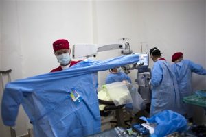 Paul durante una operación de cataratas en Cap-Haitien, Haiti. Foto: AP