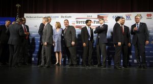 Los precandidatos republicanos a la presidencia de Estados Unidos (de izquierda a derecha) John Kasich, Ben Carson, Lindsey Graham, George Pataki, Carly Fiorina, Chris Christie, Bobby Jindal, Rick Perry, Scott Walker, Rick Santorum y Jeb Bush conversan tras un foro de discusión en el que participaron el lunes en Manchester, Nueva Hampshire. Foto: AP