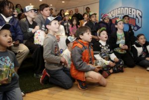 Las familias tienen la oportunidad de complementar el aprendizaje de sus hijos con experiencias digitales. Foto: AP