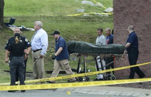 El cuerpo del sospechoso es sacado de una sala de cine luego de un tiroteo el 5 de agosto. Foto: AP