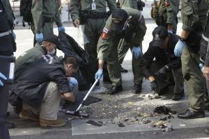 La autoridades tailandesas buscan este martes a un sospechoso grabado por cámaras de vigilancia cerca del templo hindú de Erawan, donde la explosión de una bomba mató a 22 personas. Foto: AP