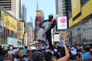 El evento tuvo como intención escenificar la célebre fotografía de Alfred Eisenstaedt. Foto: AP