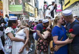 El evento de este viernes complementó a otros actos conmemorativos del fin de la Segunda Guerra Mundial. Foto: AP