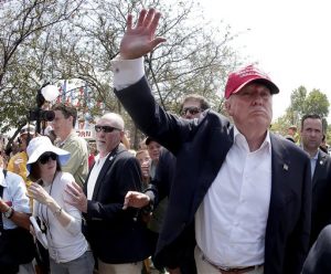 El aspirante presidencial republicano Donald Trump  buscaría poner fin al derecho constitucional de ciudadanía para los hijos nacidos en Estados Unidos de inmigrantes que radican en el país sin autorización legal. Foto: AP