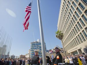 La nueva embajada estadounidense es un edificio vidriado de siete pisos ubicado frente al Malecó de La Habana. Foto: AP