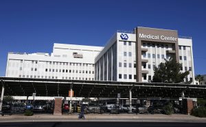 Las autoridades del Hospital de Veteranos dijeron que si alguno de los pacientes hubiera contraido la bacteria los síntomas podrían manifestarse en unos 10 días. Foto: AP