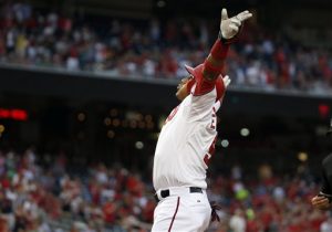 El cubano de los Nacionales de Washington, Yunel Escobar, celebra su jonrón en la primera entrada ante los Diamondbacks. Foto: AP