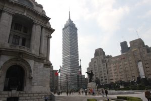 Los hoteles emblemáticos como el Regís, Del Prado, Alameda, edificios como el Nuevo León en Tlatelolco y Hospital General, que resultaron dañados o que colapsaron durante los sismos de 1985, hoy en día esos espacios han sido ocupados por nuevas y monumentales edificaciones. Foto: Notimex 