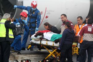 50918023. México, 18 Sep. 2015 (Notimex- Gustavo Durán).- Maniobras para trasladar a los mexicanos heridos en Egipto, del avión presidencial TP01 hacia el Instituto Nacional de Rehabilitación al sur de la Ciudad de México. NOTIMEX/FOTO/GUSTAVO DURÁN/GDH/POL/