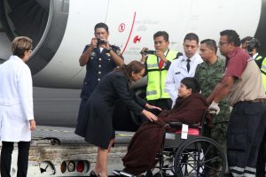 50918031. México, 18 Sep. 2015 (Notimex- Gustavo Durán).- Maniobras para trasladar a los mexicanos heridos en Egipto, del avión presidencial TP01 hacia el Instituto Nacional de Rehabilitación al sur de la Ciudad de México. NOTIMEX/FOTO/GUSTAVO DURÁN/GDH/POL/