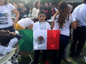 Las familias y los niños que fueron víctimas del incendio tuvieron la oportunidad de ver de cerca al Pontífice. Foto: Notimex 