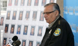 Arpaio insiste en que no investigó a Snow y en su lugar sostiene que la pesquisa se centró en una afirmación de que la información bancaria de miles de personas había sido violada. Foto: AP